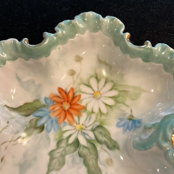 Beautiful Vintage Hand Painted Plate with Ruffled edges and Gold Trim - Picture 3 of 8